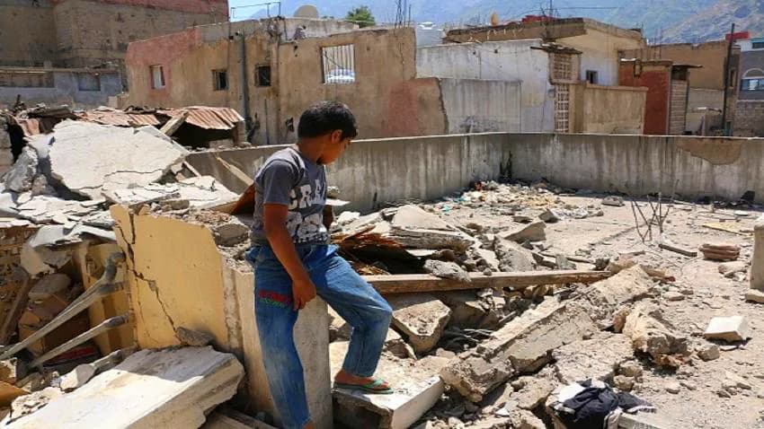 مليشيا الحوثي تقتحم مسجدا للنساء وتفجّر منزلا في محافظة عمران