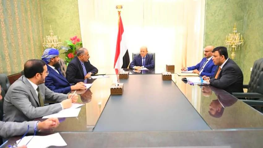 العليمي يحث على دعم القطاع الخاص ويدعو إلى النظر في قضايا المعسرين