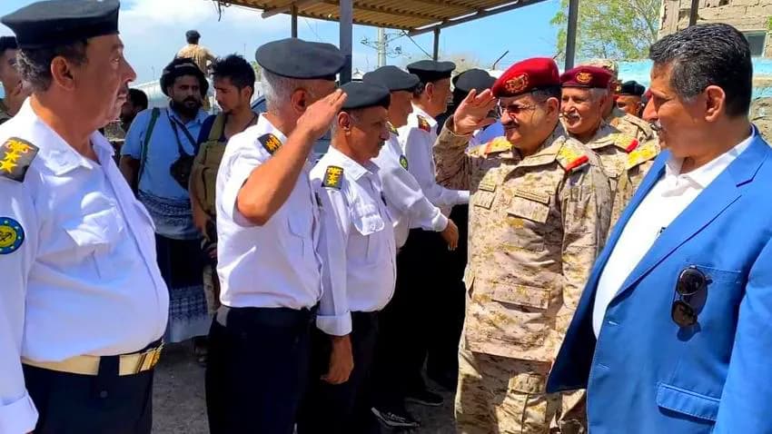 المقدشي يتفقّد القوات البحرية والمليشيا تواصل خرق الهدنة الأممية