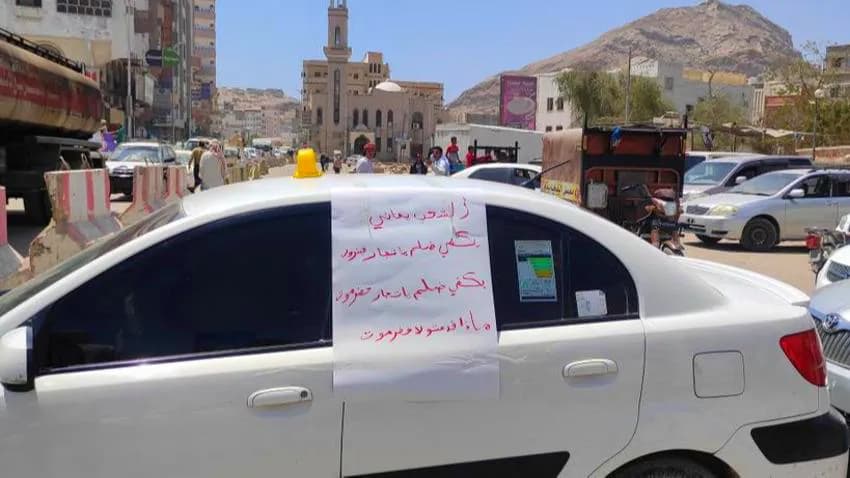 احتجاجات في المكلا وعودة الانطفاءات في العاصمة عدن