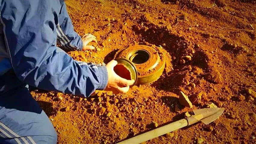 الحكومة تطالب بالضغط على مليشيا الحوثي لوقف زراعة الألغام وتسليم خرائطها