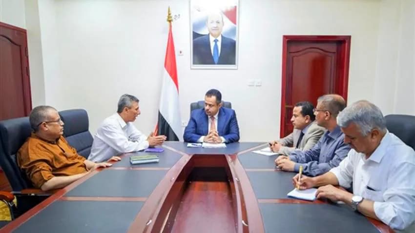 رئيس الحكومة يلتقي الوفد المفاوض قبل توجهه إلى عمَّان
