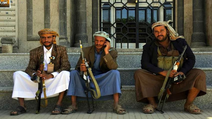 قتلى مدنيون بينهم امرأة وطفل بلغم في الحديدة ومسلح يقتل والده وشقيقه في عمران
