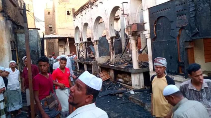 حضرموت.. حريق هائل يلتهم محلات تجارية في سوق "الحنظل" (صور)