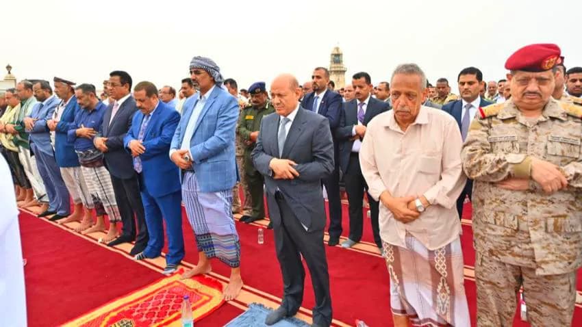 جموع المواطنين يؤدون صلاة العيد في الساحات العامة