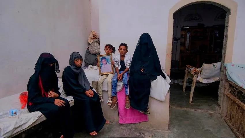 أنكرت وجوده من قبل.. مليشيا الحوثي تعترف بوفاة مختطف في سجونها