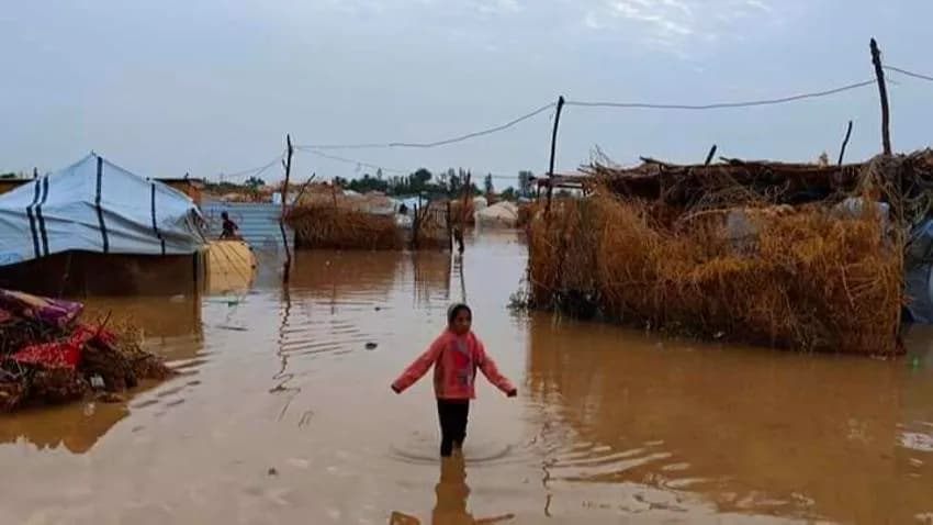 وفاة مواطن بسبب الأمطار والعرادة يدعو إلى سرعة التدخل لإغاثة النازحين