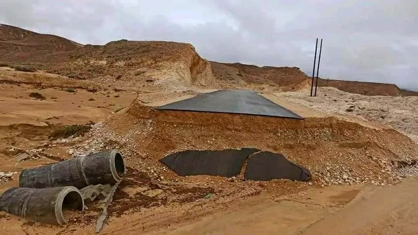 المهرة.. الأمطار تتسبب بقطع الخط الدولي الرابط بين شحن والغيضة