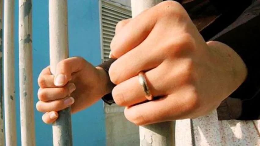 مليشيا الحوثي تعتقل نحوَ 90 فتاة وتقتادهن إلى أحد سجونها في حجة