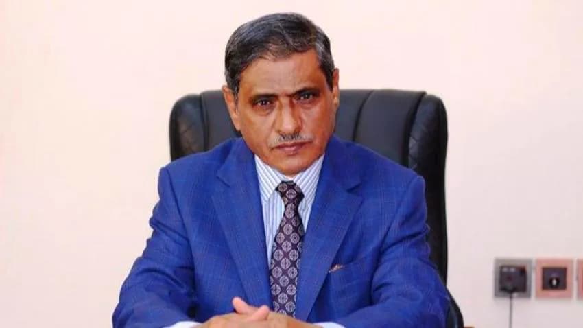 حضرموت.. عضو المجلس الرئاسي البحسني يوقف 3 مسؤولين عن العمل