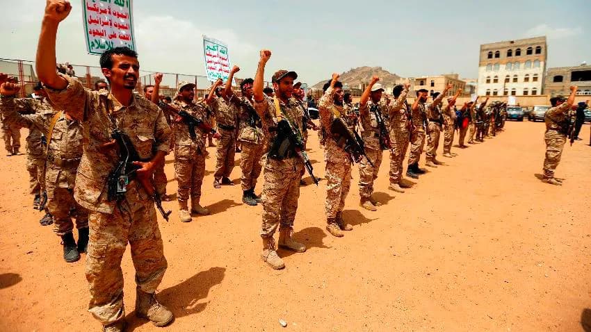 قرب انتهاء الهدنة.. مليشيا الحوثي تنظم عرضا عسكريا وتحشد للجبهات
