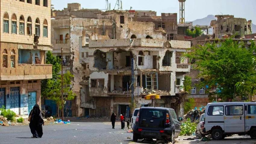 مليشيا الحوثي تقصف مزارع غرب تعز وتعتدي على مخيم للنازحين