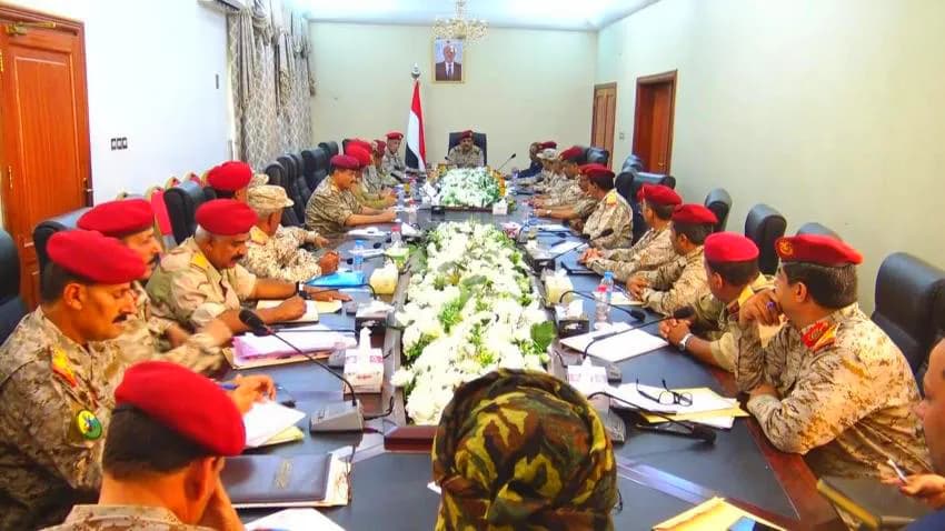 وزير الدفاع يرأس اجتماعا للجنة العسكرية العليا في عدن