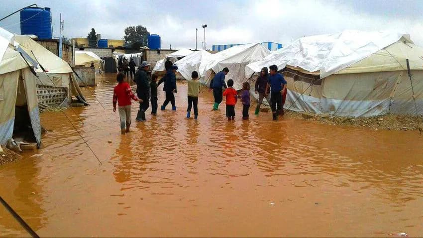 مناشدات لإنقاذ النازحين بمأرب بسبب الأمطار و500 مبنى تضررت في صنعاء القديمة