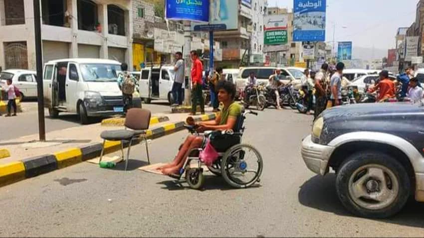 العشرات من جرحى تعز يحتجون أمام مبنى السلطة المحلية
