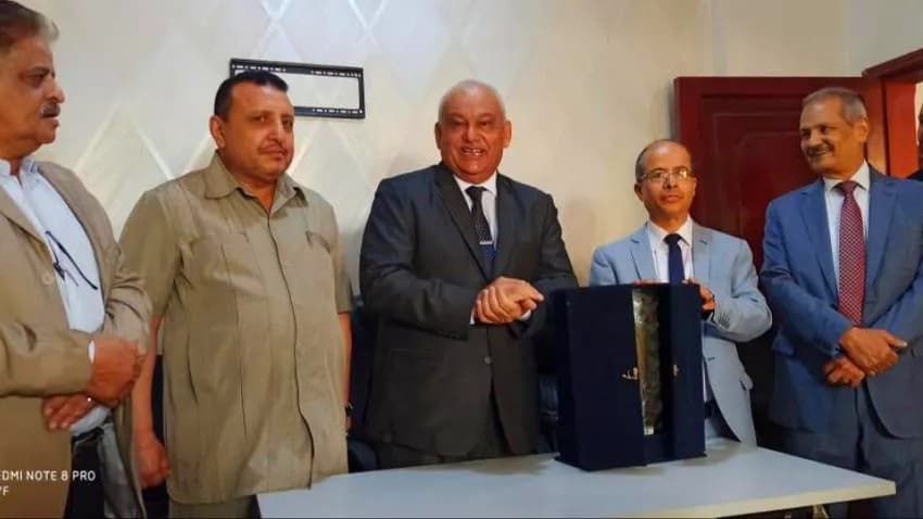 اتحاد النقابات العمالية يتهم وزير الخدمة باستغلال سلطته لصالح الانتقالي