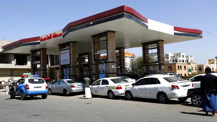 تبادل الاتهامات بين الحكومة ومليشيا الحوثي حول افتعال أزمة مشتقات نفطية