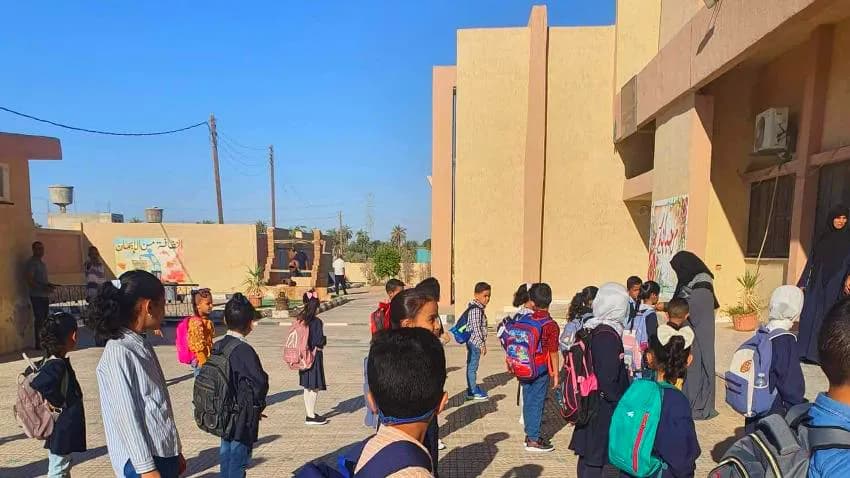 مشرف حوثي يقتحم مدرسة "الحسن بن الهيثم"في مدينة العدين بإب