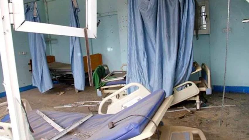مداهمات وإغلاق ومصادرة وفساد.. هكذا تعبث مليشيا الحوثي بالمنشآت الصحية في مناطق