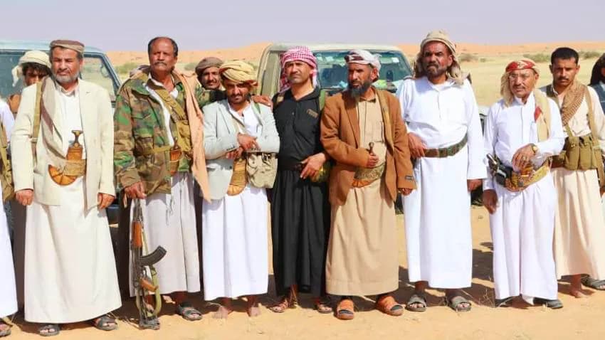 للمطالبة بعودة العكيمي.. قبائل دهم تحتشد بالقرب من السياج الحدودي مع السعودية