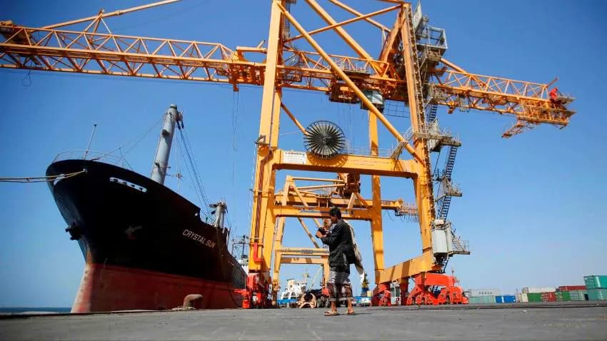 الحكومة توافق على دخول سفينة وقود إلى ميناء الحديدة