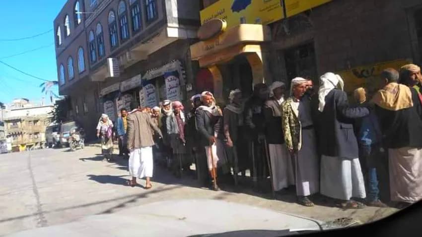 متقاعدون عسكريون في مناطق المليشيا .. 3 اسابيع في الشارع بانتظار نصف راتب