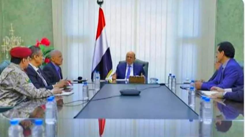 العليمي يتسلم تقرير لجنة هيكلة القوات الأمنية والعسكرية