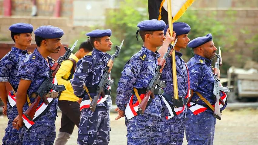 مليشيا الحوثي تحيل دفعة جديدة إلى التقاعد واستبدالهم بموالين