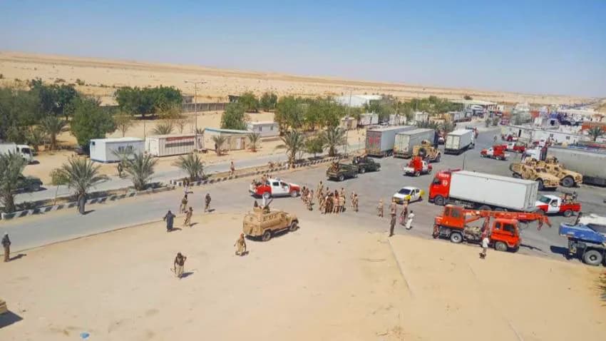 رئيس الوزراء يجتمع بقيادات عسكرية وأمنية لضبط التهريب عبر المنافذ