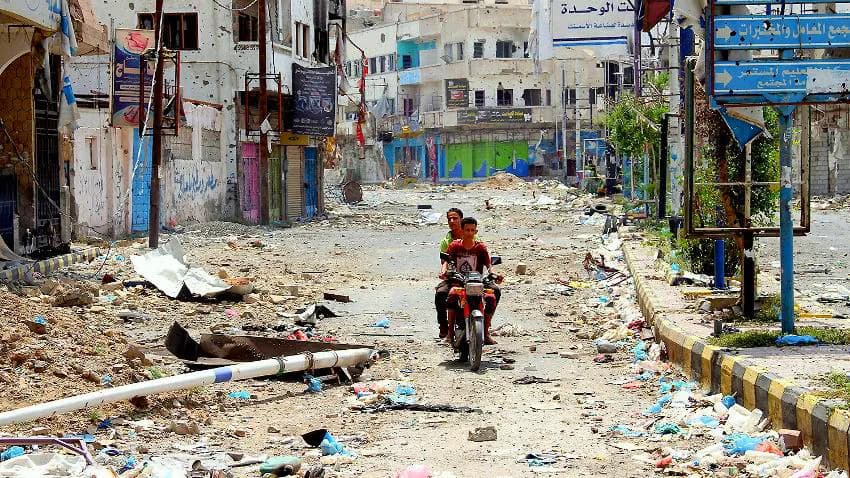 مركز دولي يطالب بتحييد المدنيين عن الصراع وإصابات بين السكان بمول في عدن