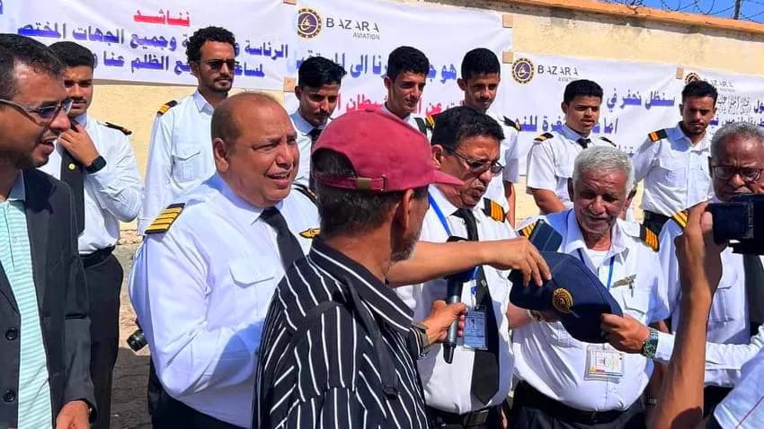 قيادة وطلاب أكاديمية بازرعة للطيران ينفذون وقفة احتجاجية في مطار عدن الدولي