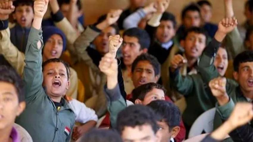 ابتزاز وطرد وجبايات.. مليشيا الحوثي تحرم الطلاب من التعليم