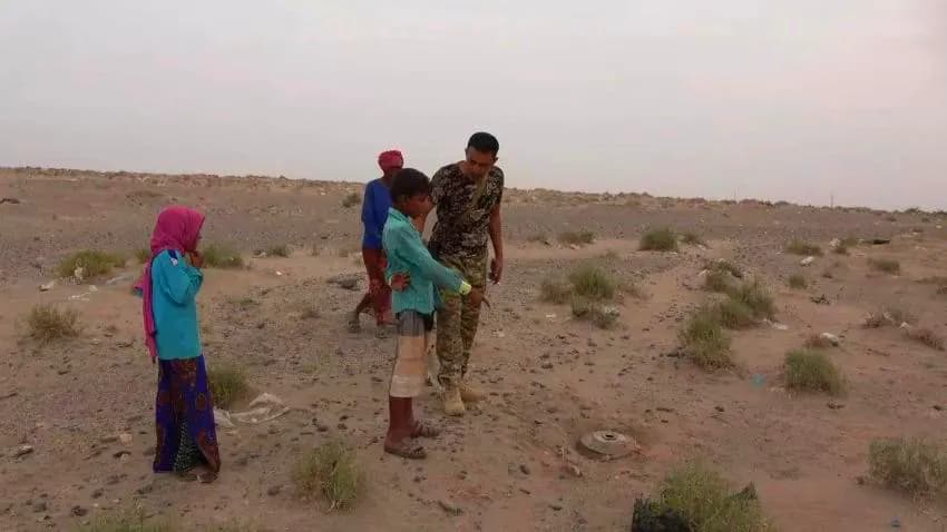 مليشيا الحوثي تستحدث أطول حقل ألغام وقناتين مائيتين في الحديدة