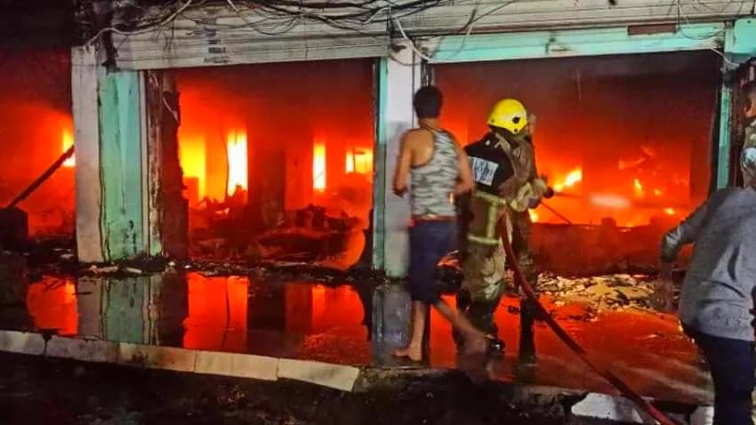 وفاة 3 أشخاص جراء حريق بعدن ومليشيا الحوثي تقصف قرى سكنية في لحج