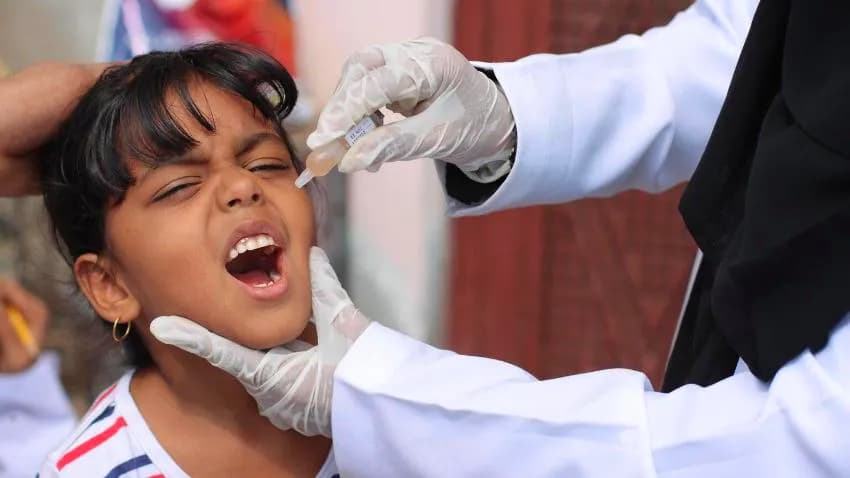 الحكومة تطلق حملة تطعيم واسعة ضد مرض شلل الأطفال