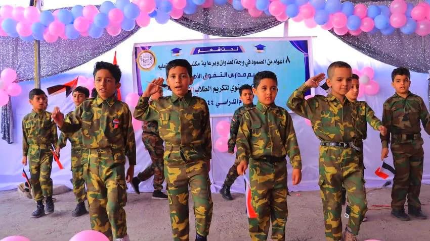 مسرحيات تتضمن إطلاق رصاص .. مليشيا الحوثي تفخخ عقول أطفال المدارس بالعنف