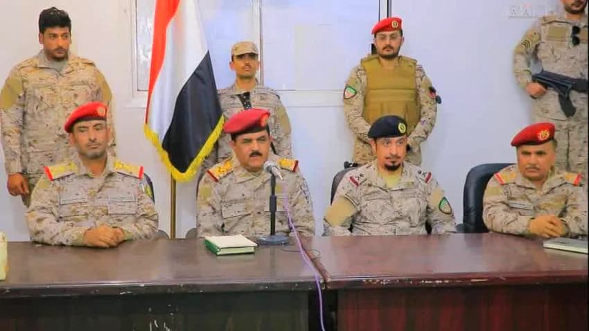 الحكومة تتمسك بخيار السلام وتطالب إيران بوقف تهريب السلاح والمخدرات
