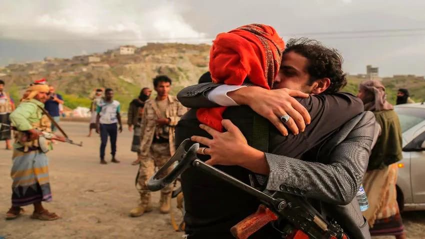 من الجيش ومليشيا الحوثي.. وساطة قبلية تنجح في الإفراج عن أسرى بمحافظة الجوف