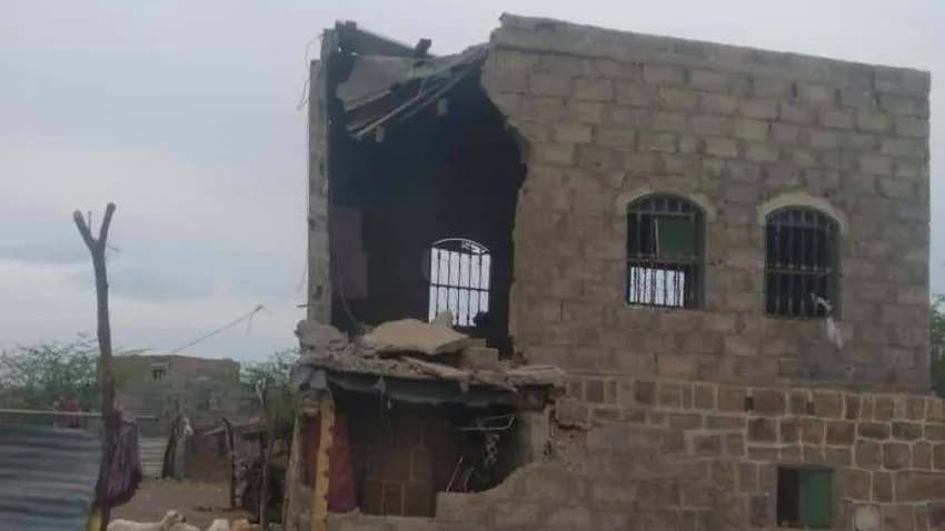 بينهم طفل.. مقتل ثلاثة أشخاص من أسرة واحدة بقصف حوثي غربي تعز