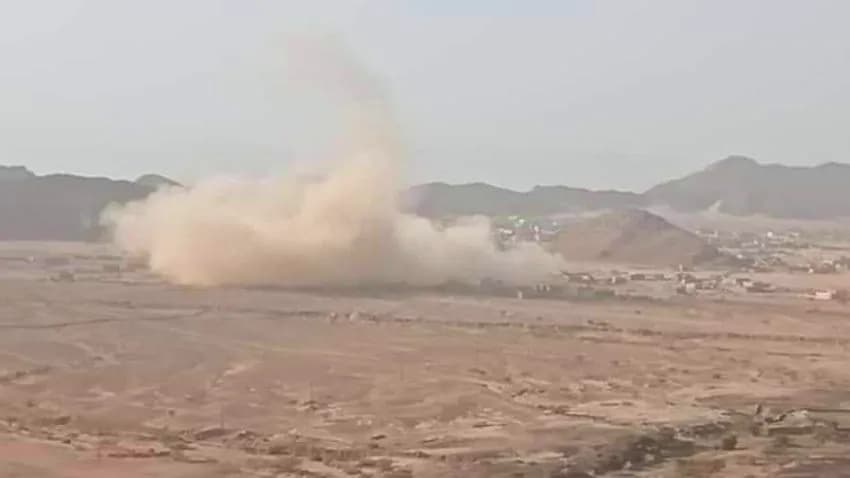 مليشيا الحوثي تفجّر منازل غرب مأرب وتستهدف مواطنا في تعز
