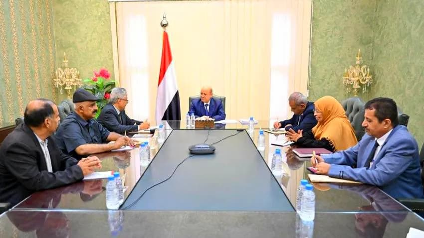 العليمي يتعهد بتسوية أوضاع المبعدين في المحافظات الجنوبية