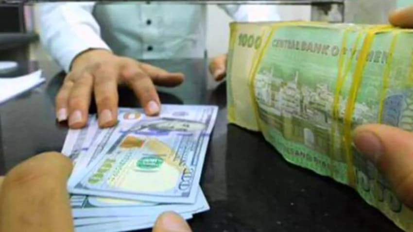 الدولار بــ1300 ريال... أعلى تراجع منذ تشكيل المجلس الرئاسي