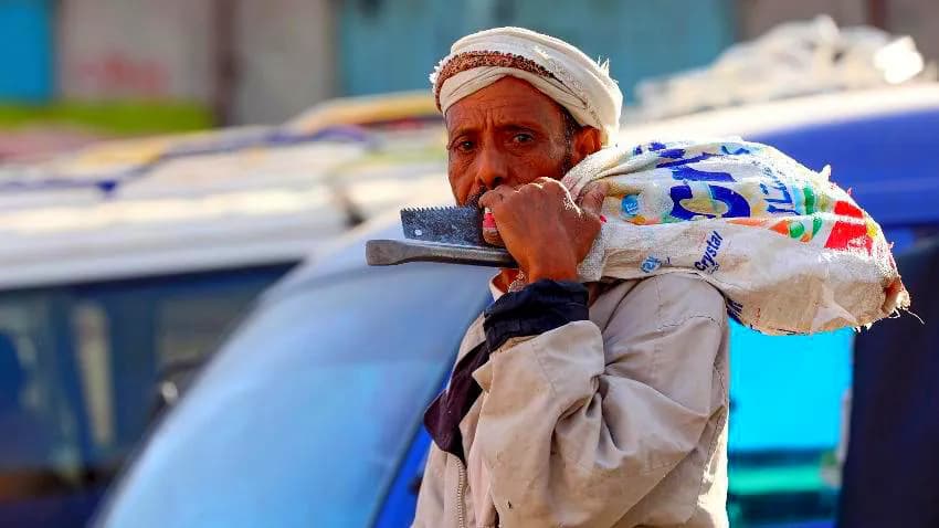 الموظفون الحكوميون في مناطق مليشيا الحوثي.. صراع يومي من أجل الحياة