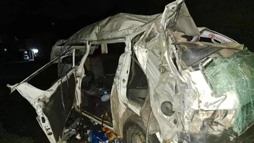 وفاة وإصابة 12 مغتربا يمنيا إثر حادث مروري أثناء عودتهم من السعودية