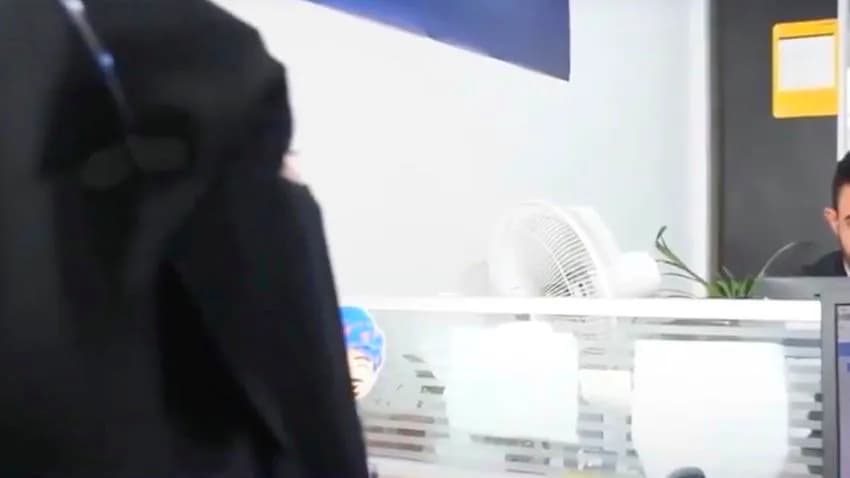 قصة ملهمة لفتاة كفيفة تحدت الإعاقة وباتت تعمل مسؤولة في أحد البنوك
