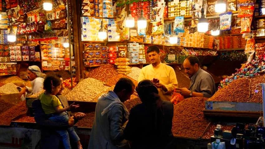 تشبث بالحياة.. هكذا تبدو الصورة في أسواق اليمن مع قدوم العيد