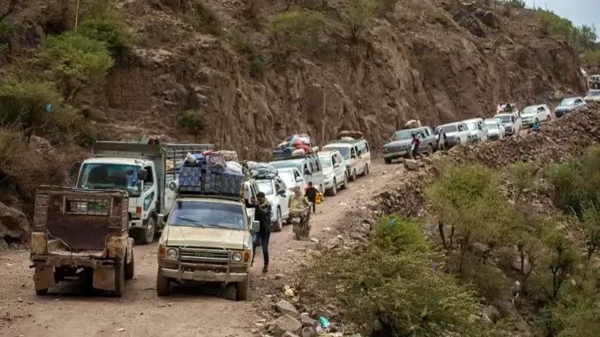 مبادرة لفتح 5 خطوط رئيسية في تعز .. والحكومة تتهم المليشيا بإذلال أبناء المدينة