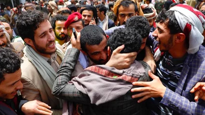 مليشيا الحوثي تطلق سراح ثمانية معتقلين بينهم صحفيان