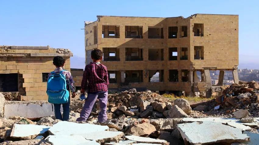 مقتل طفل بلعبة مموّهة في تعز وإصابة خمسة بقذيفة حوثية في الحديدة