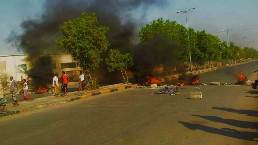 احتجاجات في المكلا والمحافظ يوجّه بوقف بيع العملات